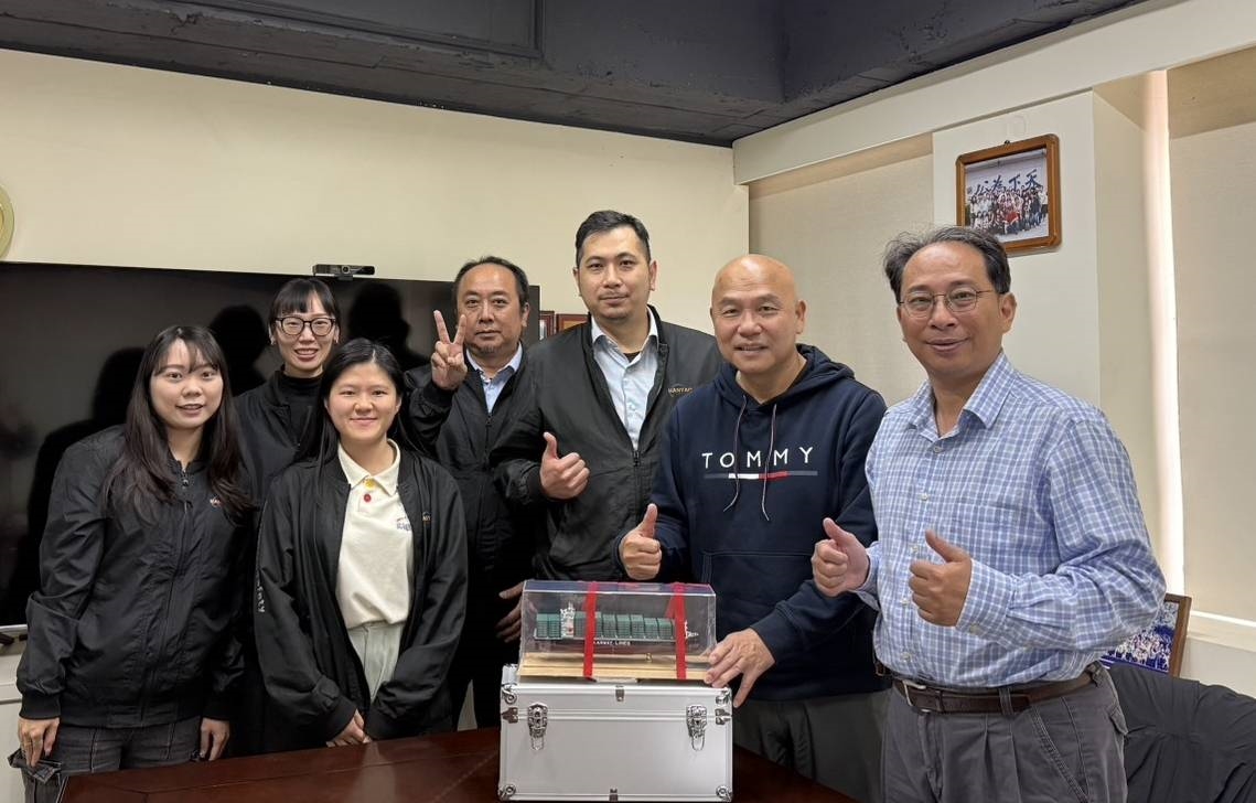 115.01.30 航管系方信雄老師與吳志淵老師赴建華海運簽訂學生實習與獎助學金MOU