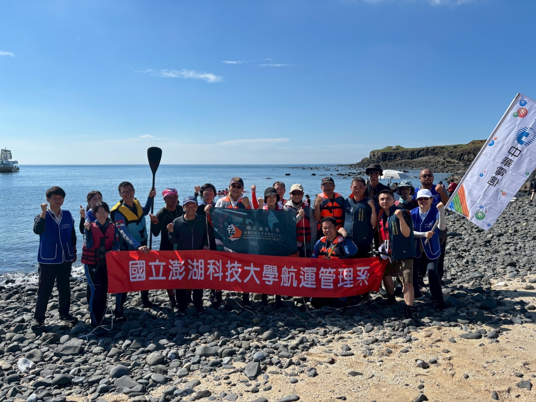 航管系鍾國章老師與大三邱郁雯同學赴鎖港海灣執行國立東華大學MOU計畫—藝術化碳匯投放活動
